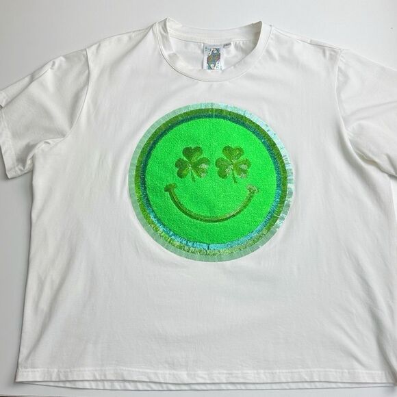 QUEEN OF SPARKLES Shamrock Happy Face T-Shirt Size Large - Picture 3 of 6